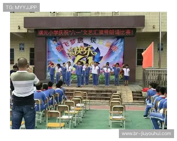 金色足球玩具闪耀童年梦想点燃孩子运动激情与快乐成长